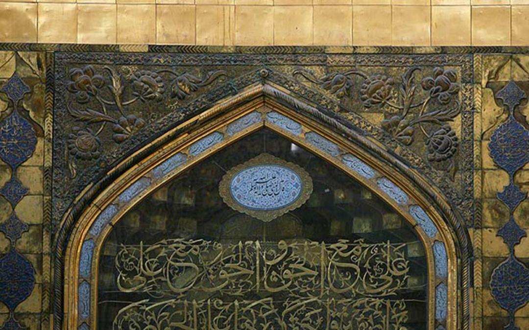 کتیبه های طلاکاری شده در درهای حرم امام علی (ع)، منبع عکس: ویکی مدیا، عکاس: علی رفیعی