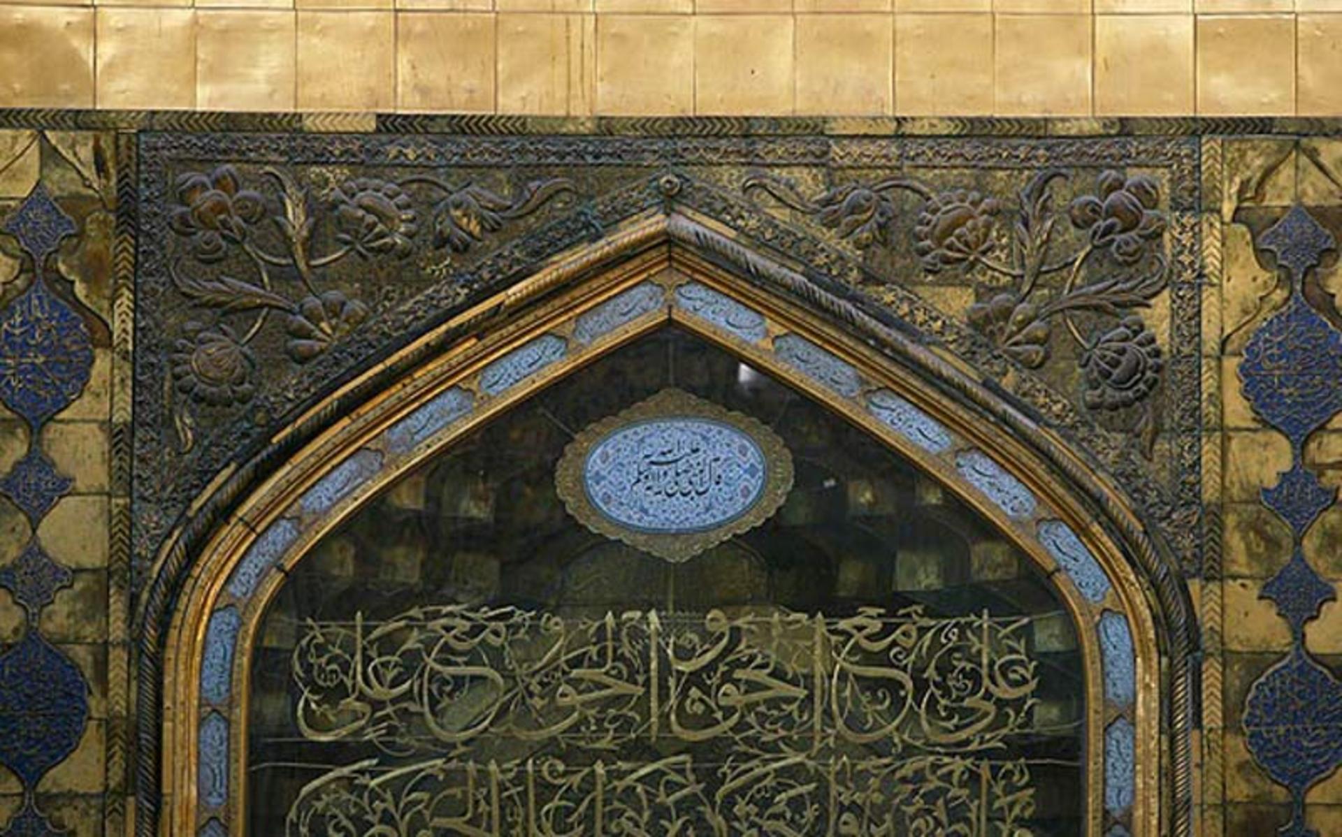 کتیبه های طلاکاری شده در درهای حرم امام علی (ع)، منبع عکس: ویکی مدیا، عکاس: علی رفیعی