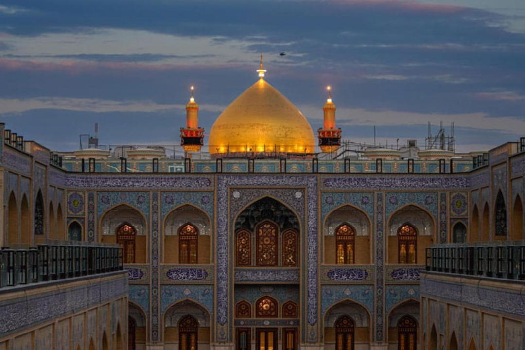رواق ها و حجره های مقابل گنبد طلایی حرم امام علی (ع)، منبع عکس: سایت حرم امام علی (ع)، عکاس: کرار سری (karar sari)