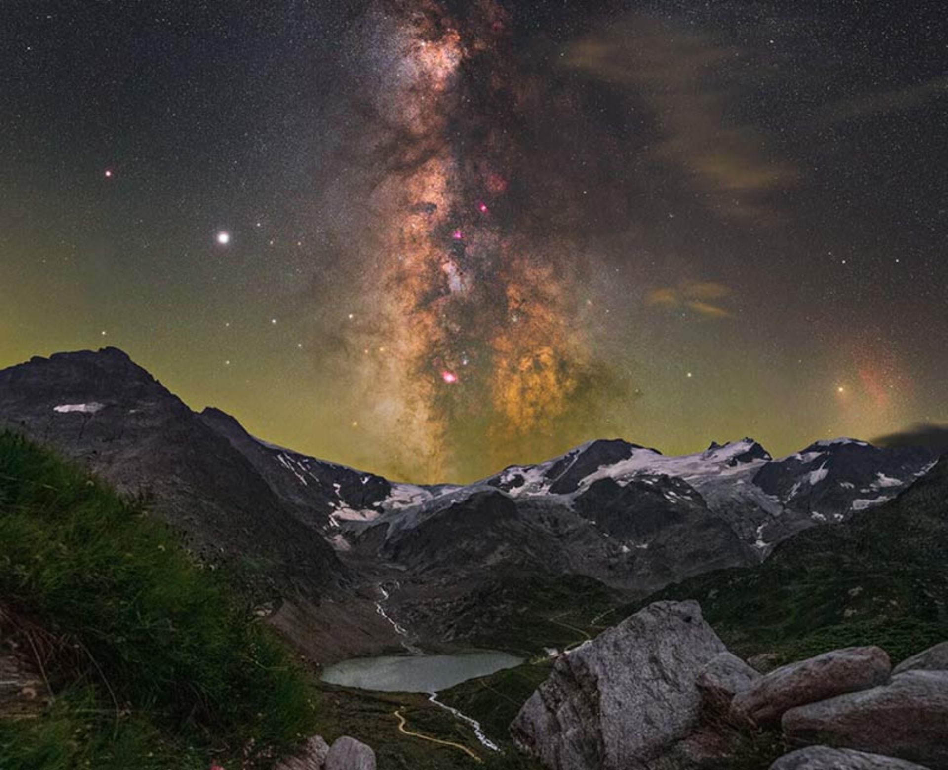 آسمان شب سوئیس در کوهستان، منبع عکس: benjaminbarakat.com، عکاس: Benjamin Barakat  