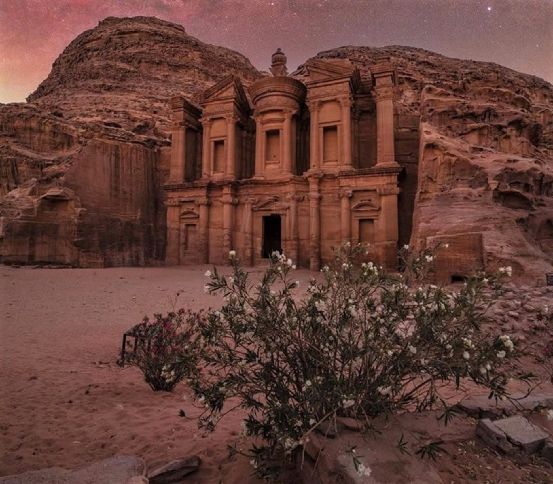 شهر پترا اردن در شب، منبع عکس: benjaminbarakat.com، عکاس: Benjamin Barakat