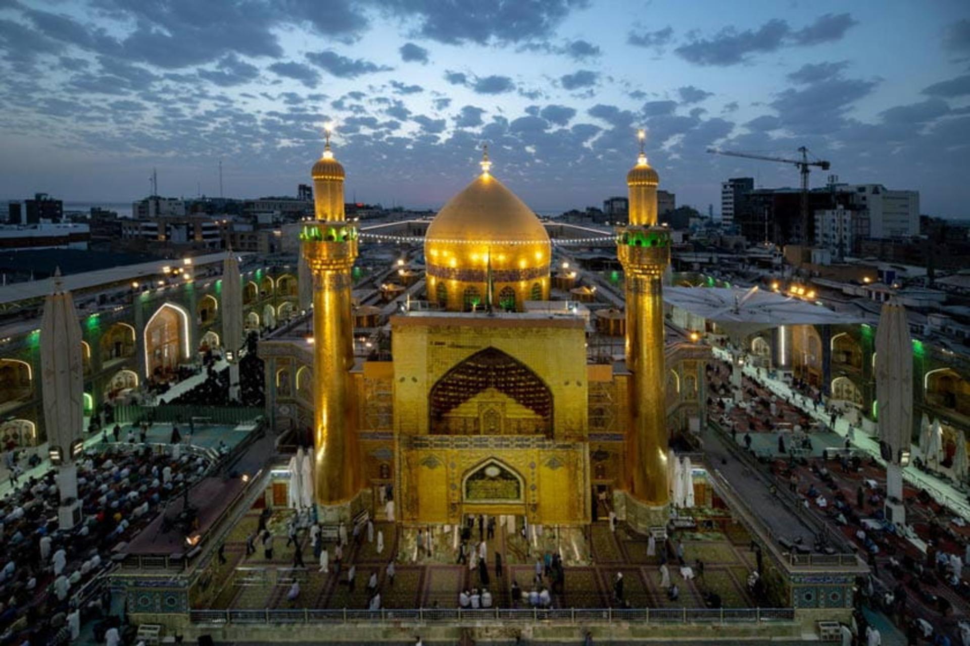 گنبد و  مناره های طلایی حرم امام علی از نمای بالا، منبع عکس: سایت حرم امام علی، عکاس: علی هیثم