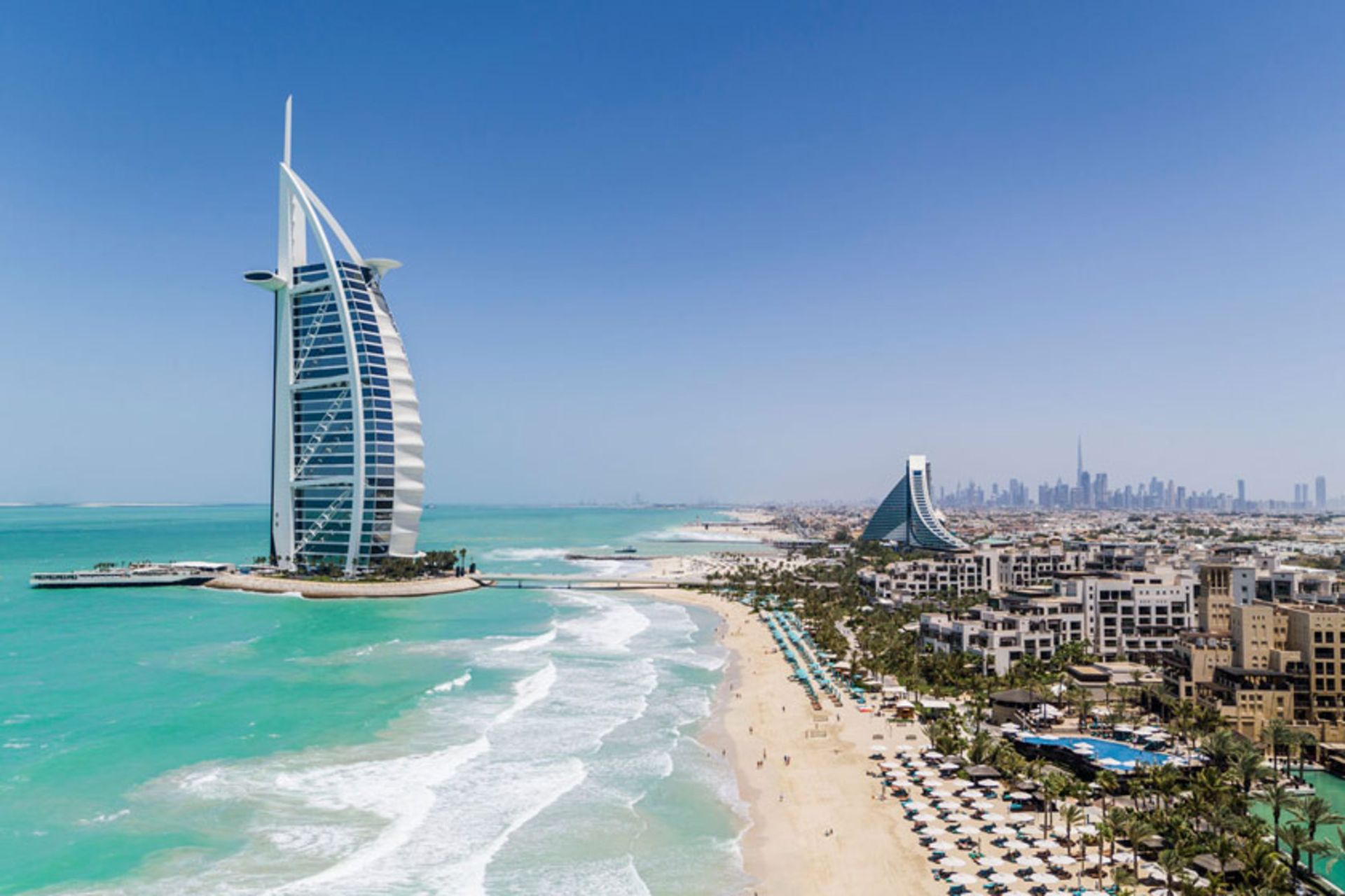 نمای هوایی از سواحل دبی همراه با برج العرب؛ منبع عکس: Time Out Dubai، عکاس: نامشخص