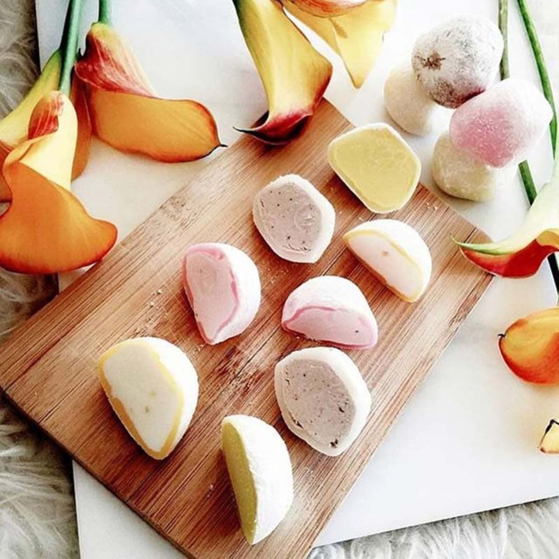 موچی های رنگارنگ روی تخته سرو؛ منبع عکس: MyMochi؛ نام عکاس: نامشخص
