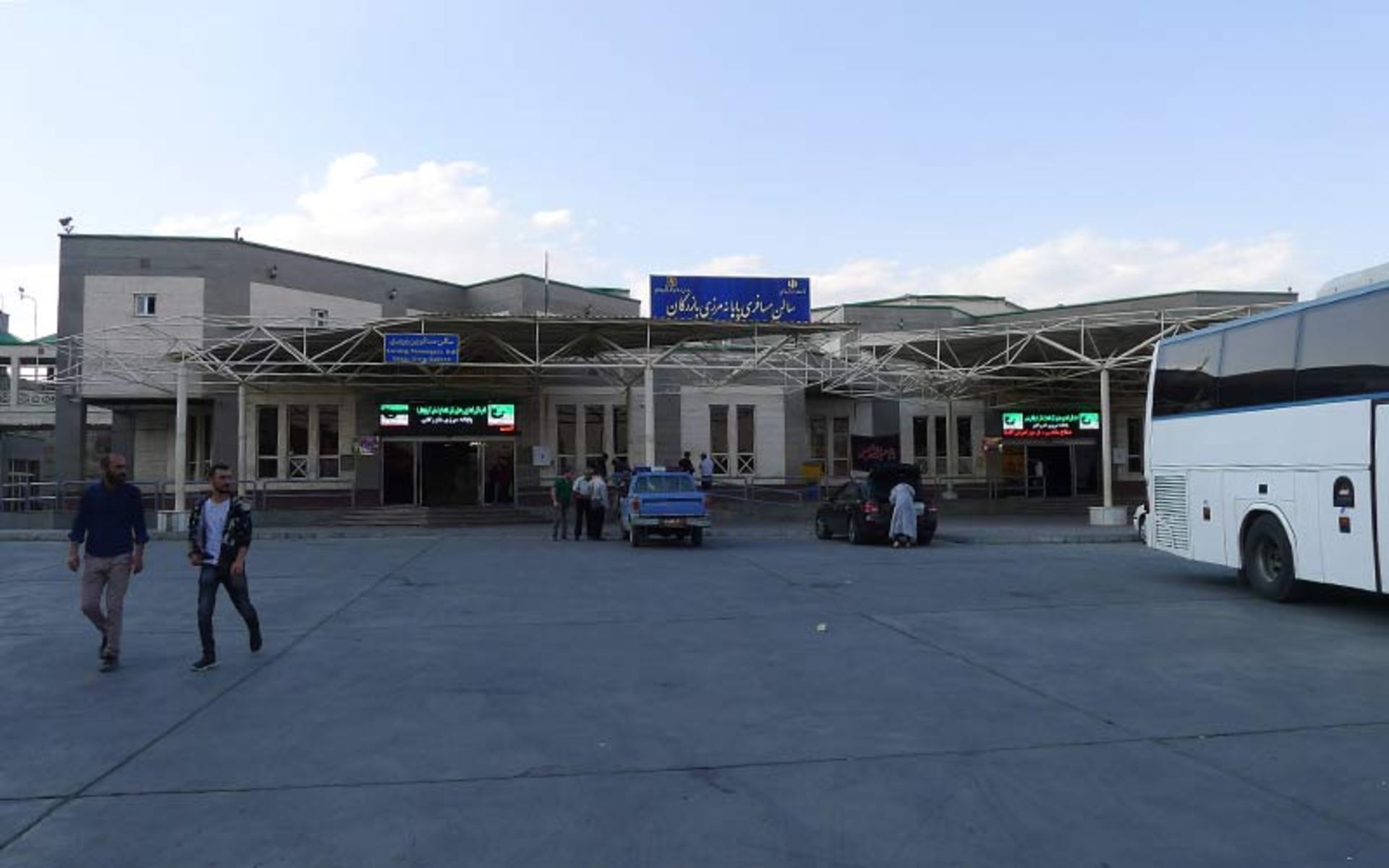 گردشگران در مرز بازرگان ایران،‌ منبع عکس: گوگل مپ، عکاس: F.N. Chen