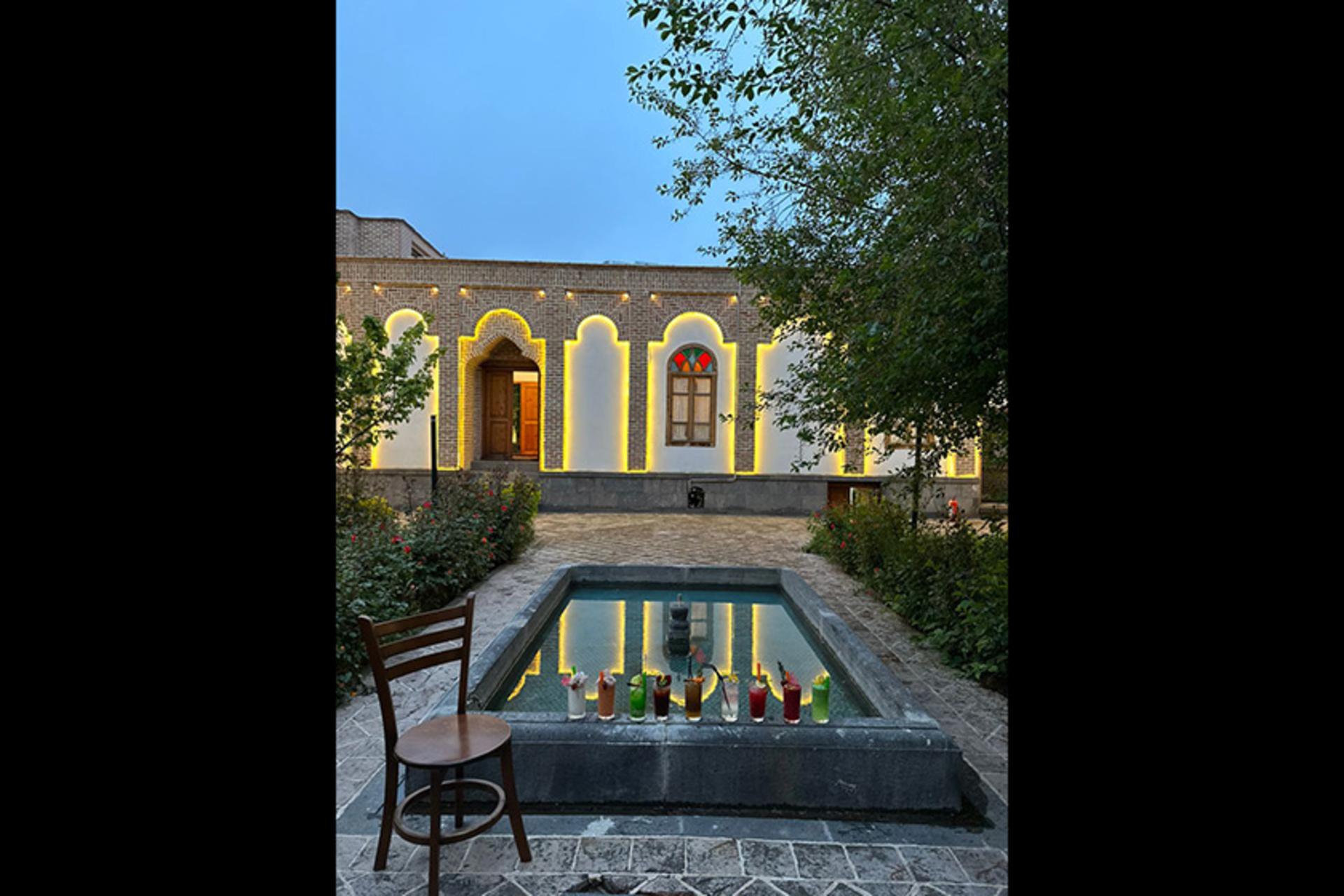 حیاط بوتیک هتل خانه تاریخی صادقی