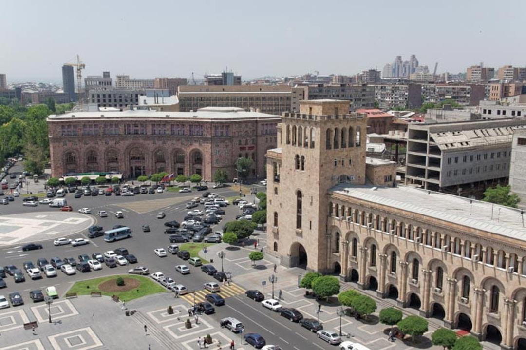 گردشگران در میدان جمهوری ایروان، منبع عکس: ویکی مدیا، عکاس: Vyacheslav Argenberg