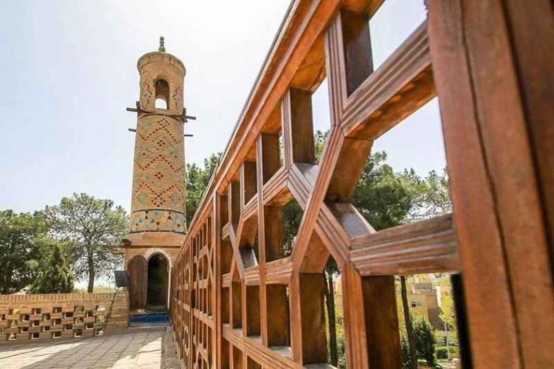 نرده های چوبی و در ورودی مناره منارجنبان اصفهان