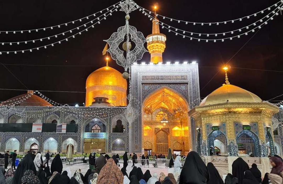 حرم امام رضا در شب؛ منبع عکس: وب سایت Barzan.app. عکاس: نامشخص
