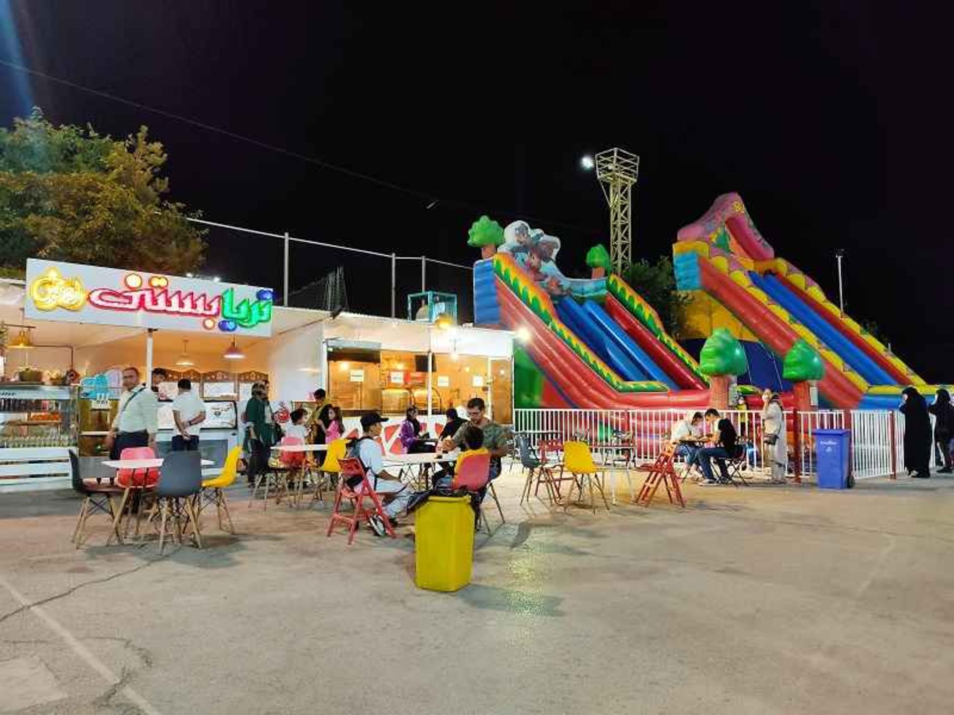 گردشگران در شهربازی آبشار اصفهان