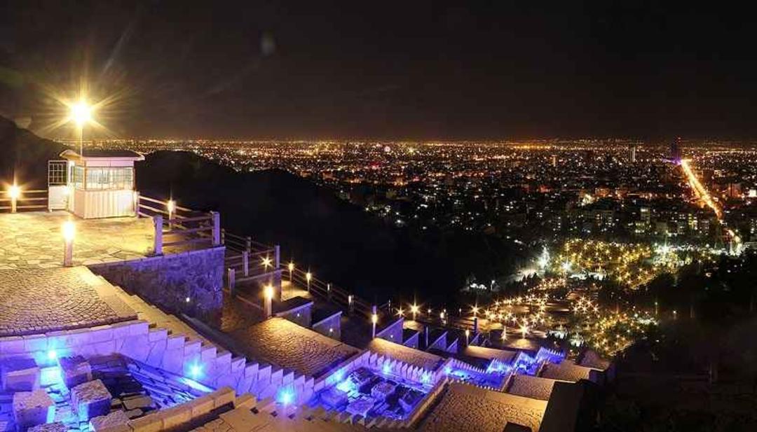چشم انداز شهر از نمای بام هفت تیر مشهد در شب