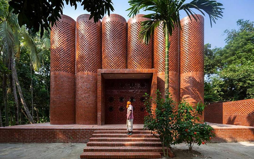 مقبره ای با معماری مدرن و نمای قرمز