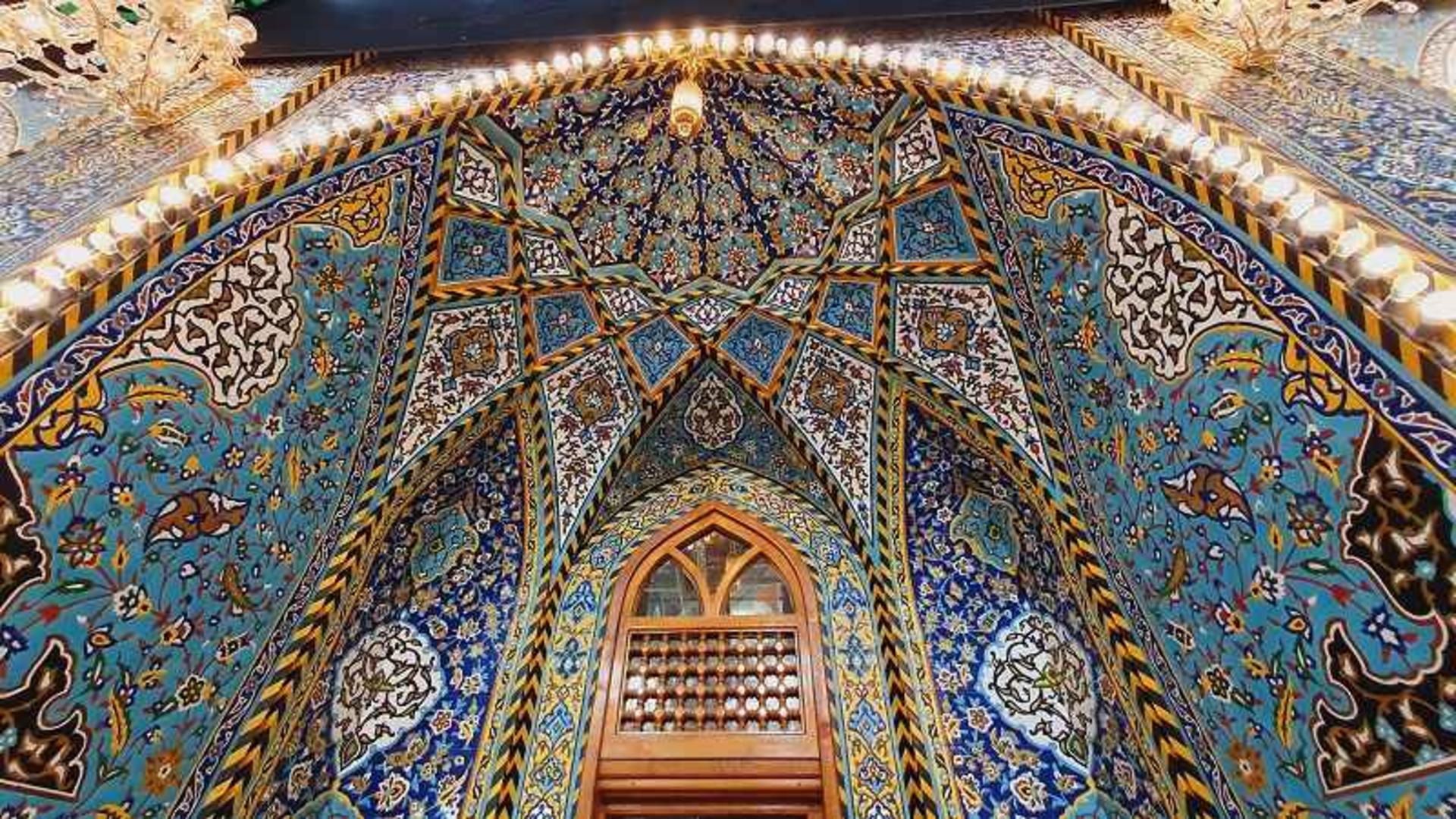 کاشی کاری و معماری اسلامی حرم قمر بنی هاشم (ع)؛ منبع عکس: Michal Vosmik