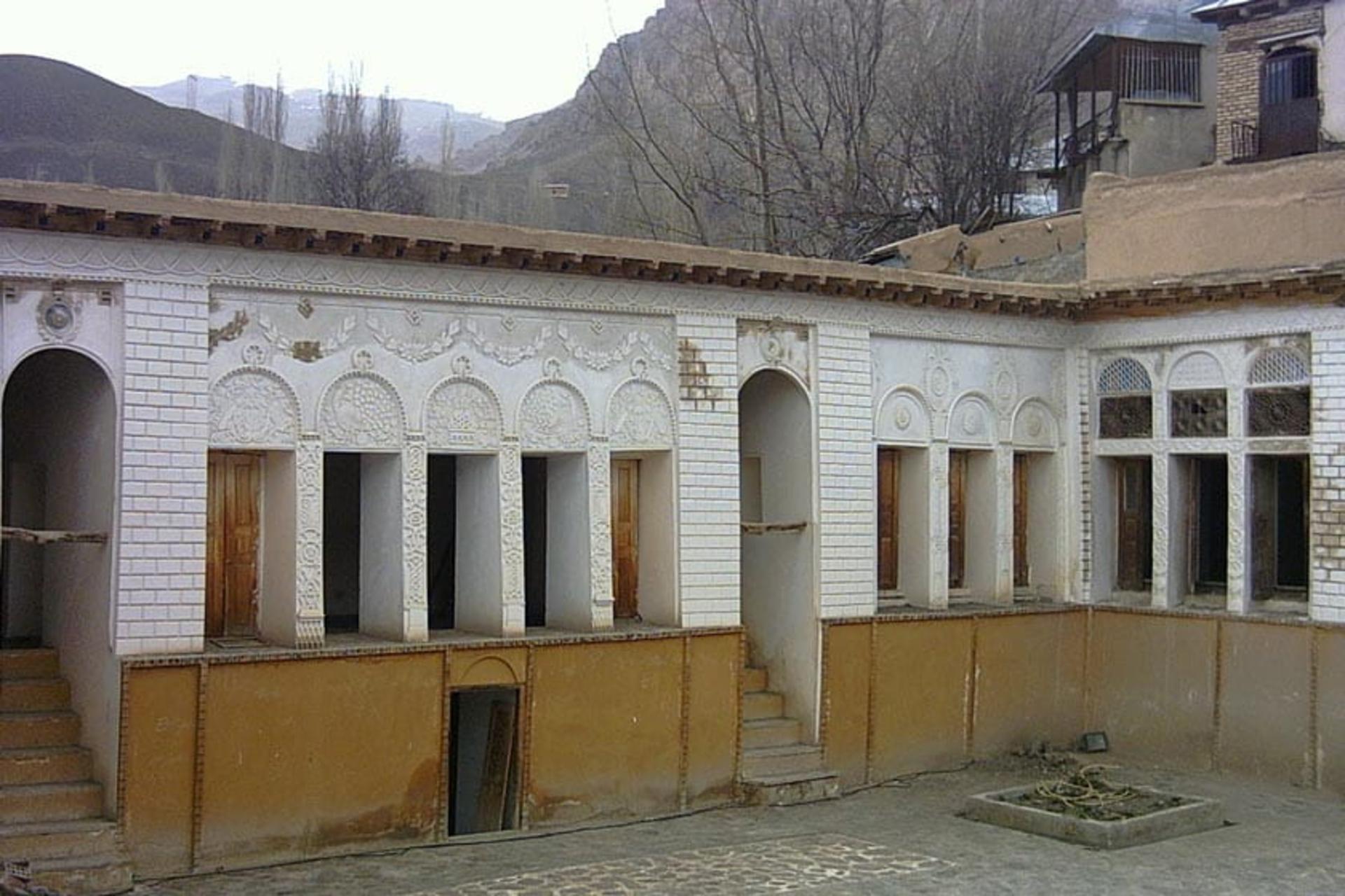 نمای خانه نیما یوشیج در نور با پنجره های ارسی، منبع عکس: ویکی مدیا، عکاس: علیرضا جواهری