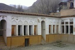نمای خانه نیما یوشیج در نور با پنجره های ارسی، منبع عکس: ویکی مدیا، عکاس: علیرضا جواهری