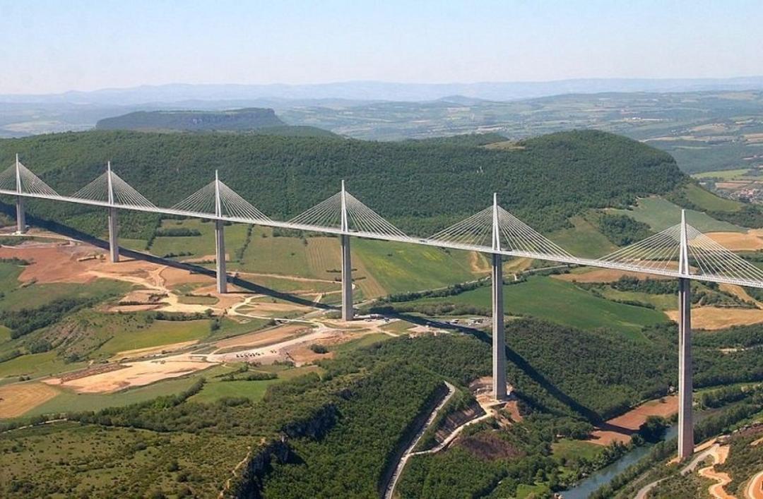 پل معروف Millau Viaduct در فرانسه؛ منبع عکس: وب سایت worldfamousthings.com. عکاس: نامشخص