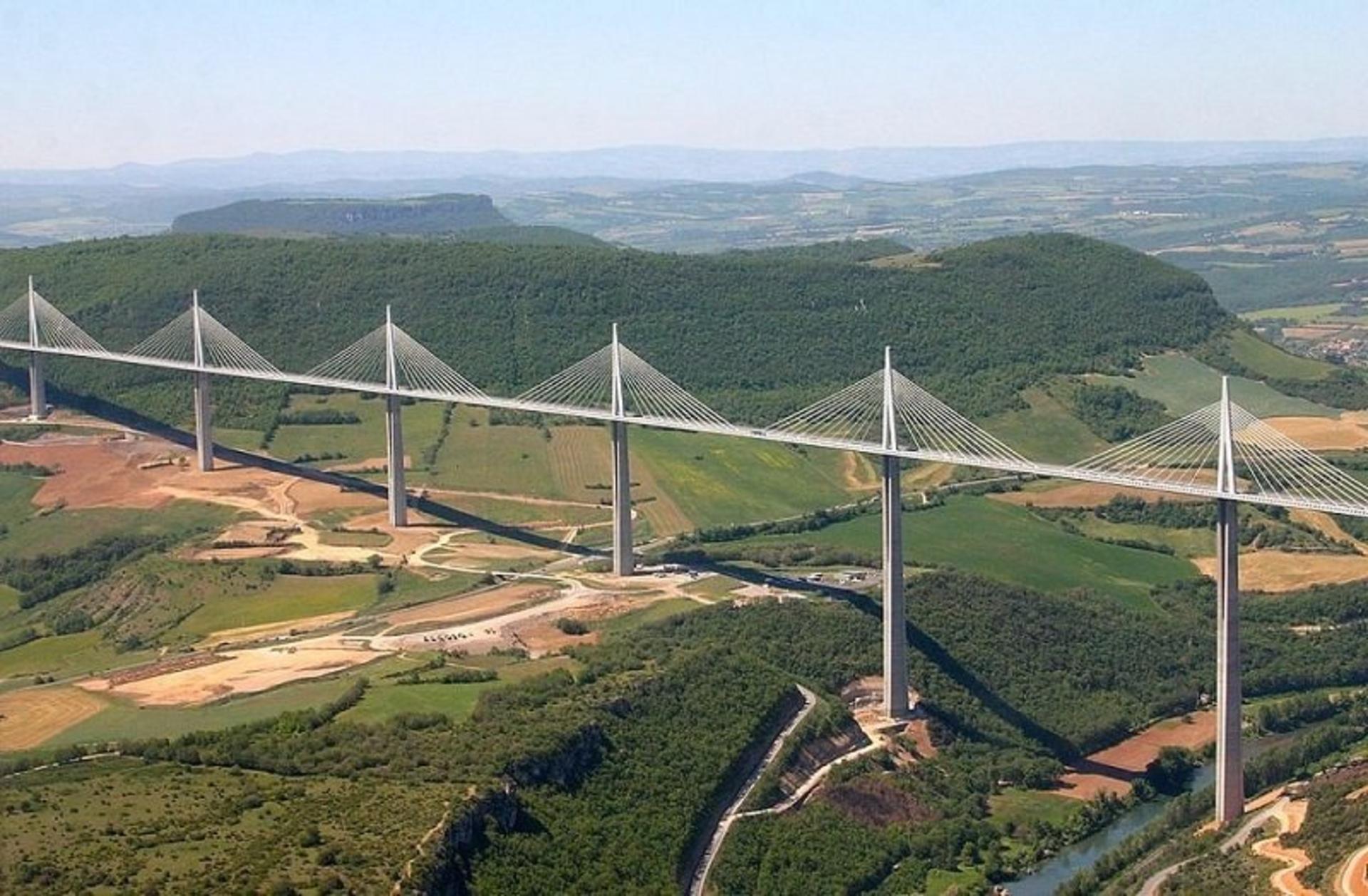 پل معروف Millau Viaduct در فرانسه؛ منبع عکس: وب سایت worldfamousthings.com. عکاس: نامشخص