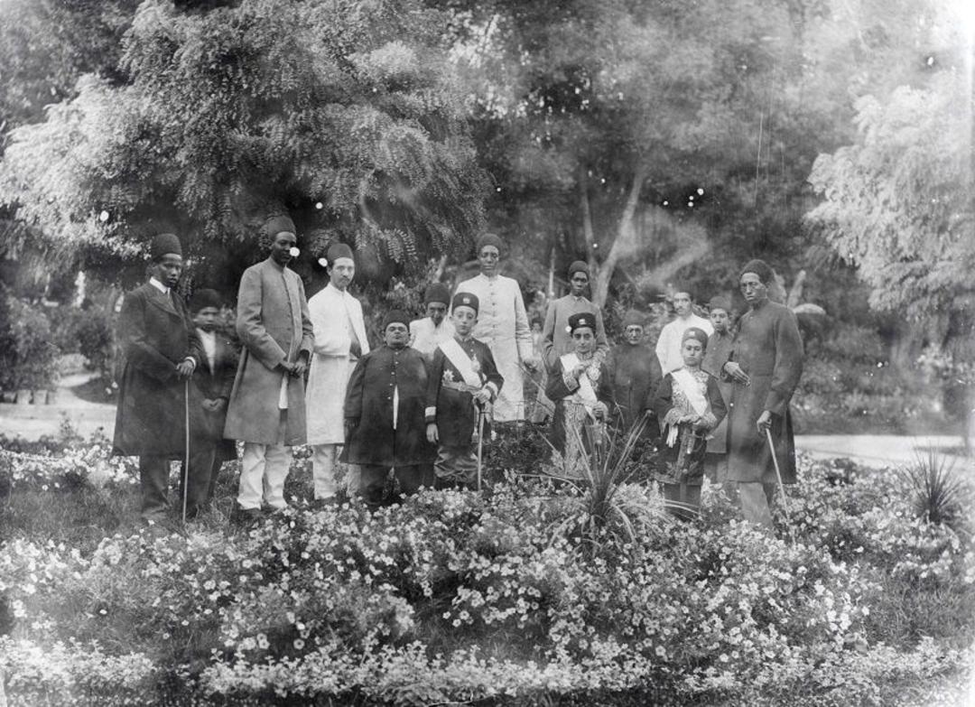 عکس دسته جمعی مردان و کودکان قاجاری در عکس آلبوم خانه کاخ گلستان؛ منبع عکس: آلبوم خانه کاخ گلستان. عکاس: نامشخص