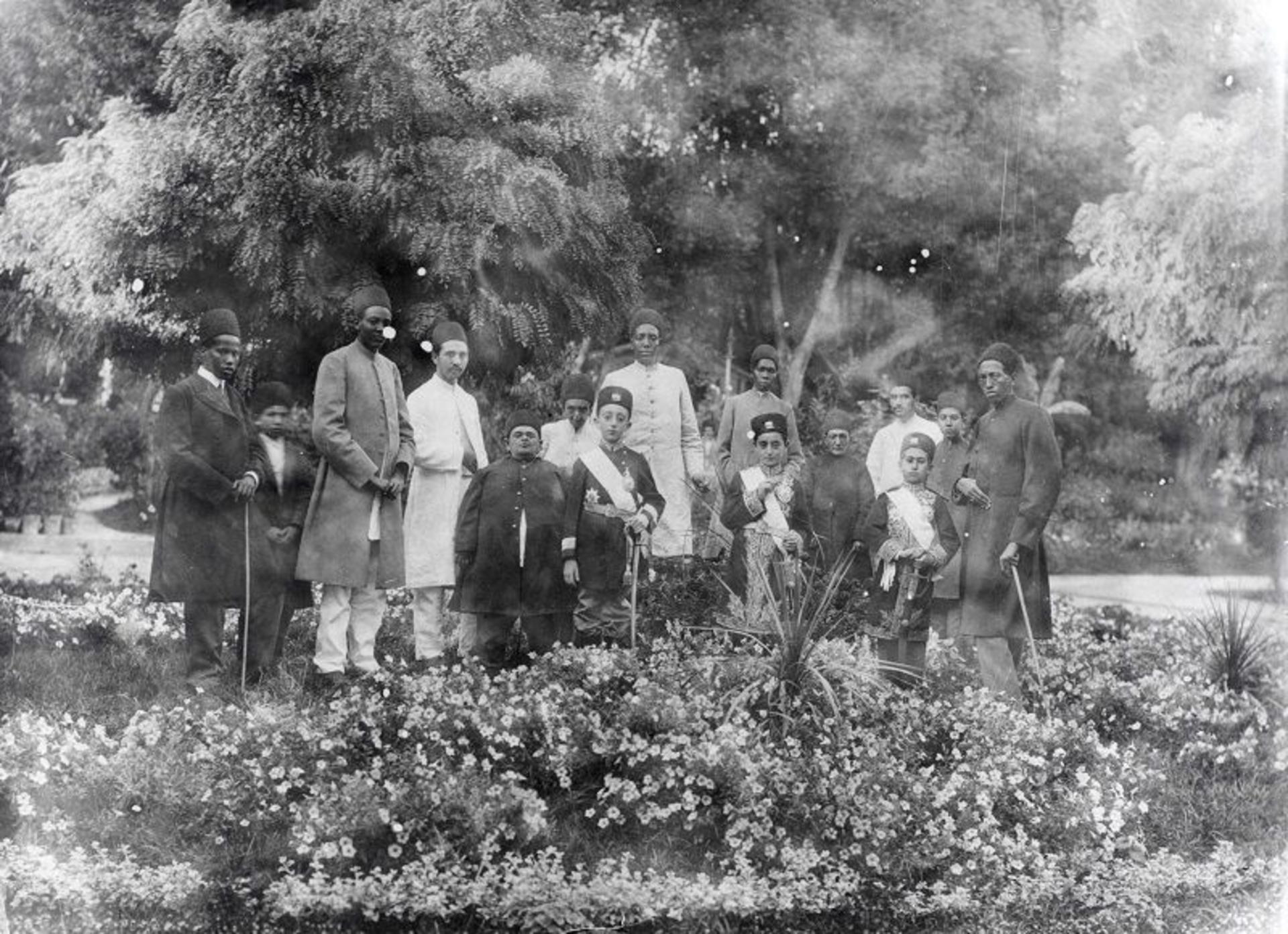 عکس دسته جمعی مردان و کودکان قاجاری در عکس آلبوم خانه کاخ گلستان؛ منبع عکس: آلبوم خانه کاخ گلستان. عکاس: نامشخص