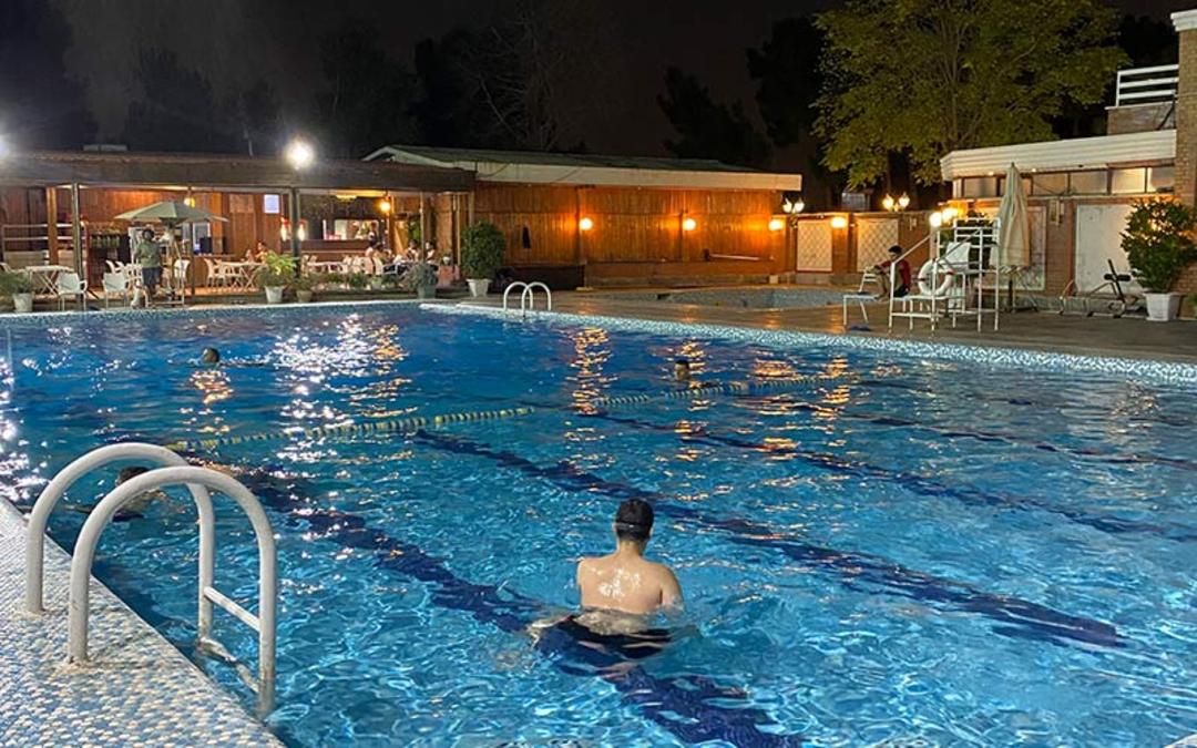 استخر روباز بلوط ولنجک در شب