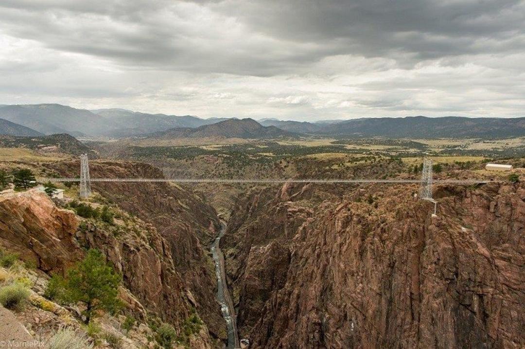 پل معروف Royal Gorge در کلورادو آمریکا ؛ منبع عکس: وب سایت worldfamousthings.com. عکاس: نامشخص