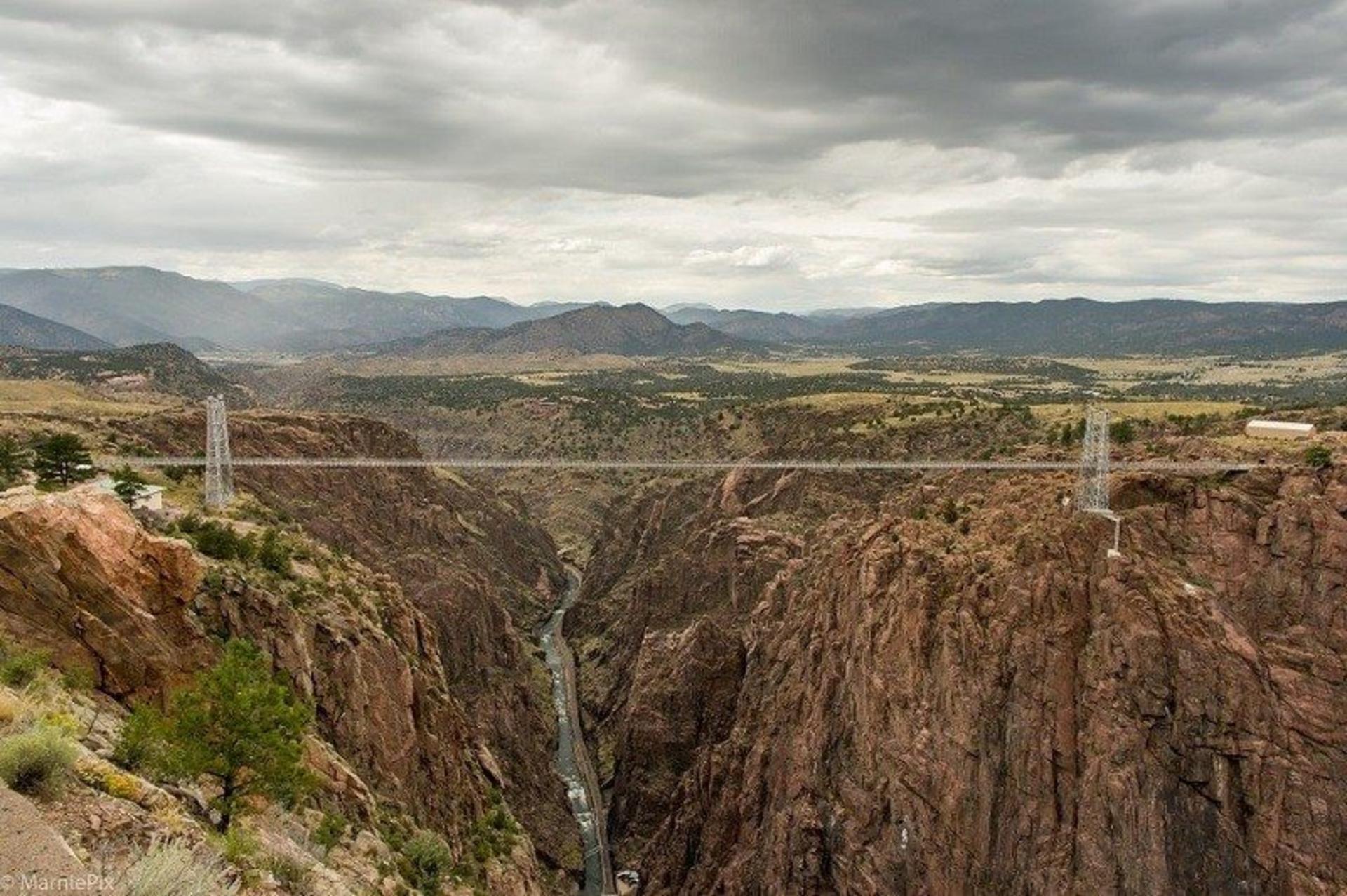 پل معروف Royal Gorge در کلورادو آمریکا ؛ منبع عکس: وب سایت worldfamousthings.com. عکاس: نامشخص