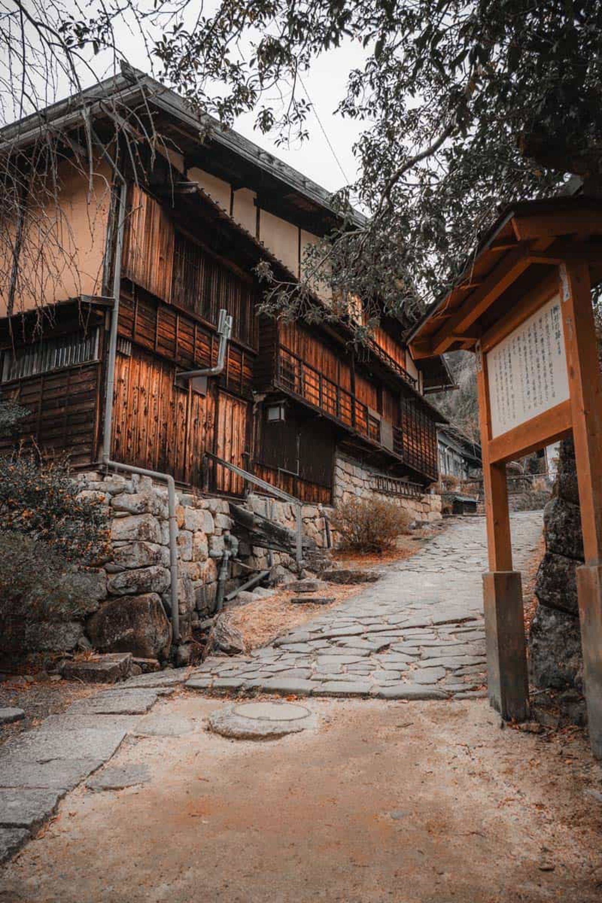 خانه هایی در اطراف جاده سنگفرش ناکاسندو (NAKASENDO) در ژاپن