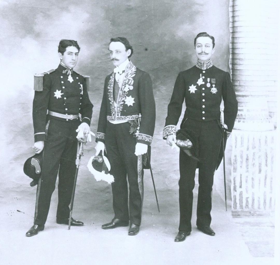 تصویر مردان نظامی در عکس آلبوم خانه کاخ گلستان؛ منبع عکس: آلبوم خانه کاخ گلستان. عکاس: نامشخص