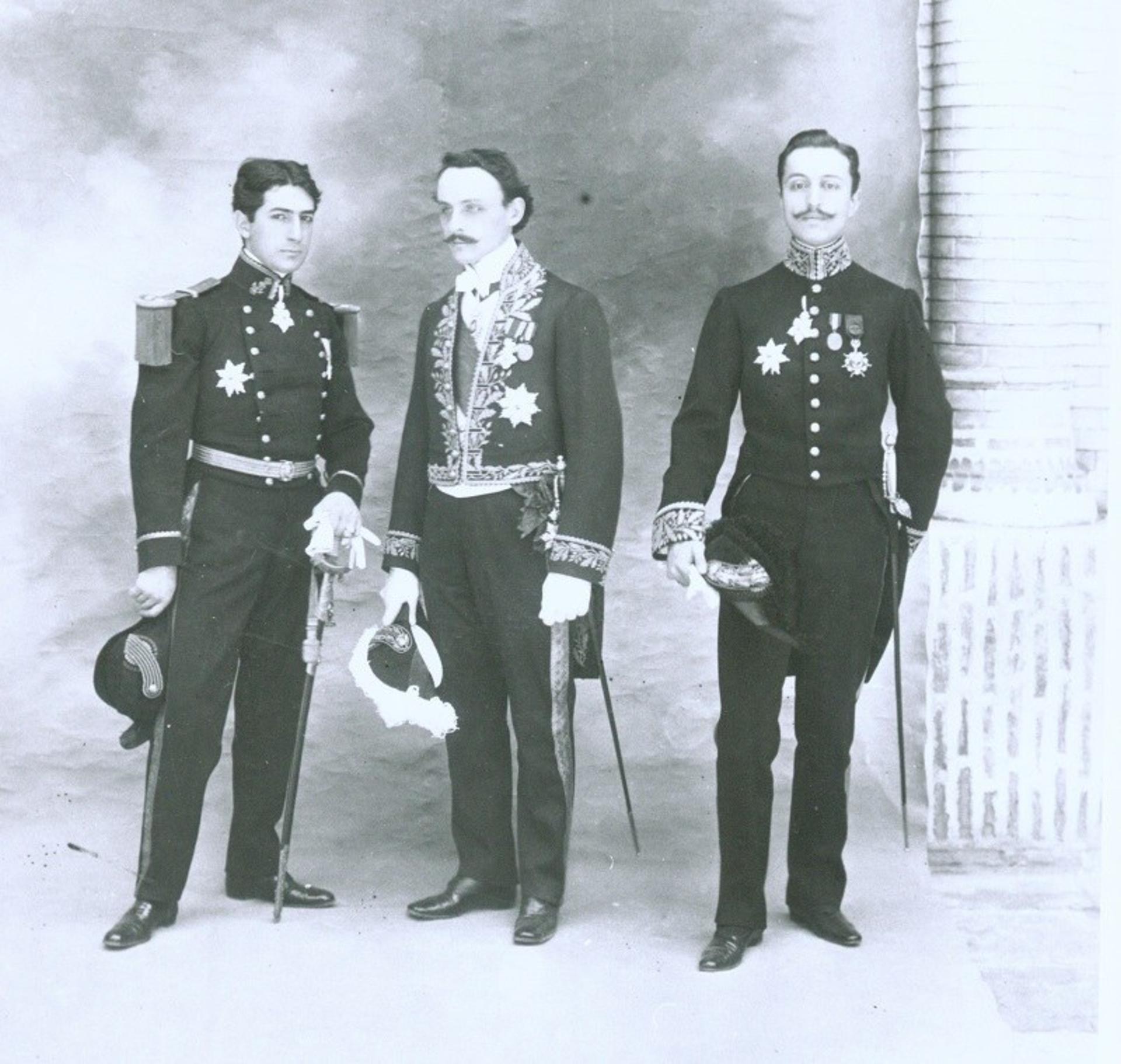 تصویر مردان نظامی در عکس آلبوم خانه کاخ گلستان؛ منبع عکس: آلبوم خانه کاخ گلستان. عکاس: نامشخص