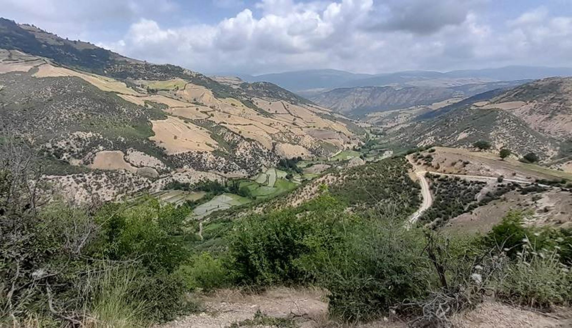 طبیعت روستای دوزین؛ منبع عکس: گوگل مپ. عکاس: Masum Sayeri