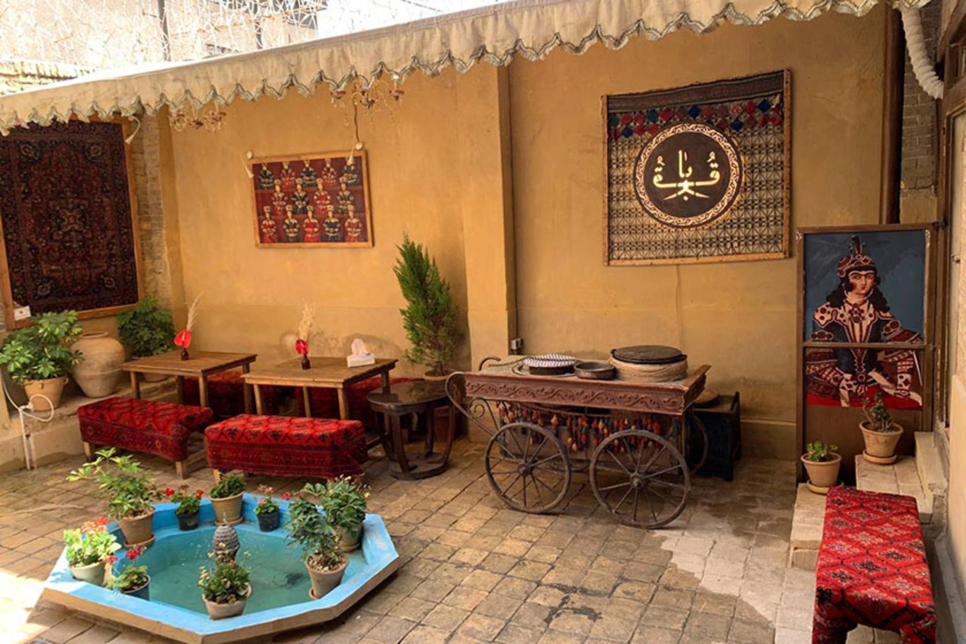 حیاط و حوض مجوعه فرهنگی تاريخی قربا