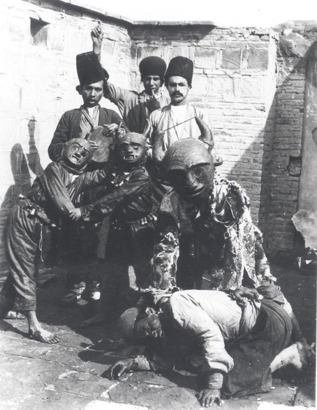 مردان قاجاری با ماسک در عکس آلبوم خانه کاخ گلستان؛ منبع عکس: آلبوم خانه کاخ گلستان. عکاس: نامشخص
