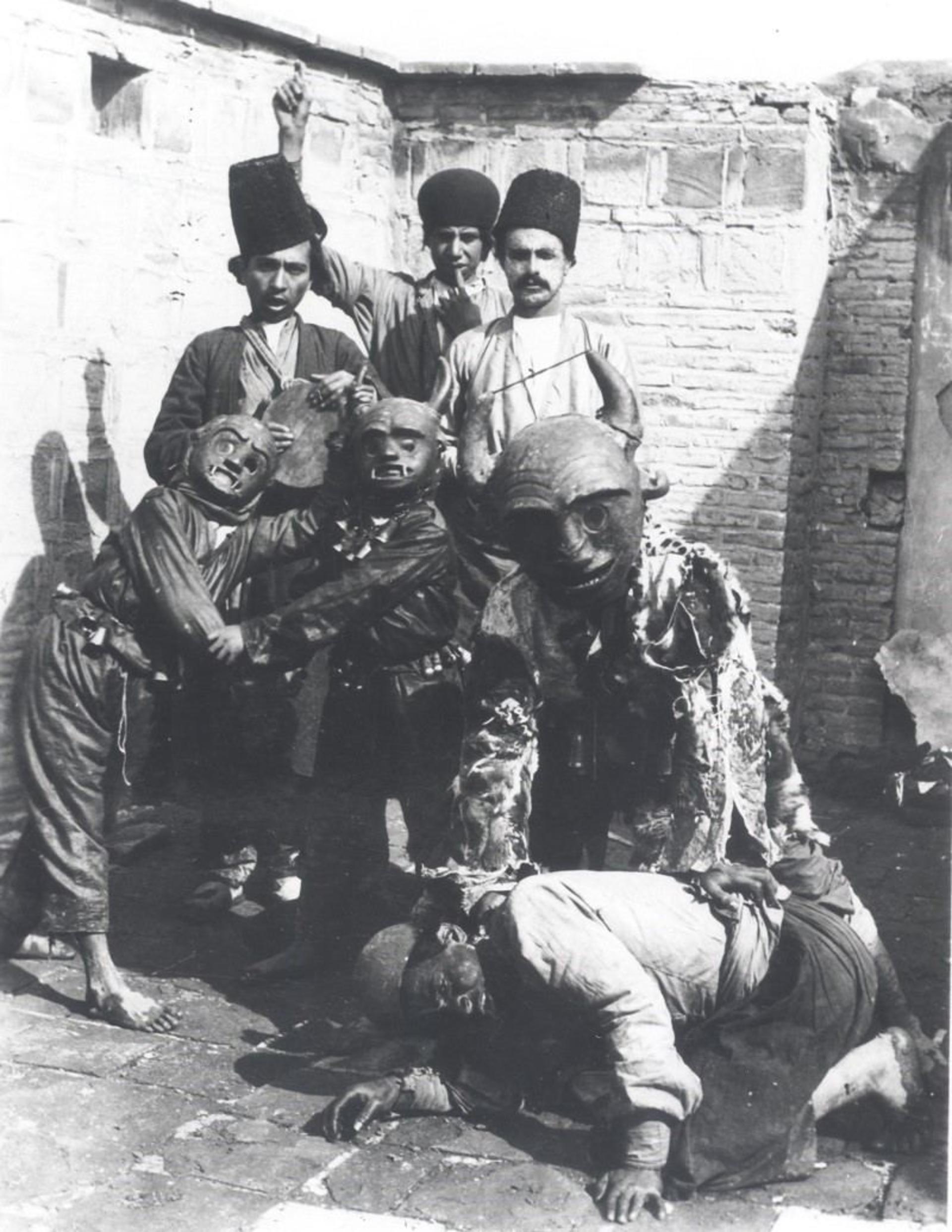 مردان قاجاری با ماسک در عکس آلبوم خانه کاخ گلستان؛ منبع عکس: آلبوم خانه کاخ گلستان. عکاس: نامشخص