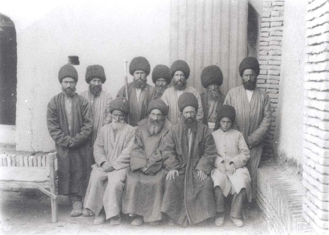 عکس دسته جمعی مردان در عکس آلبوم خانه کاخ گلستان؛ منبع عکس: آلبوم خانه کاخ گلستان. عکاس: نامشخص