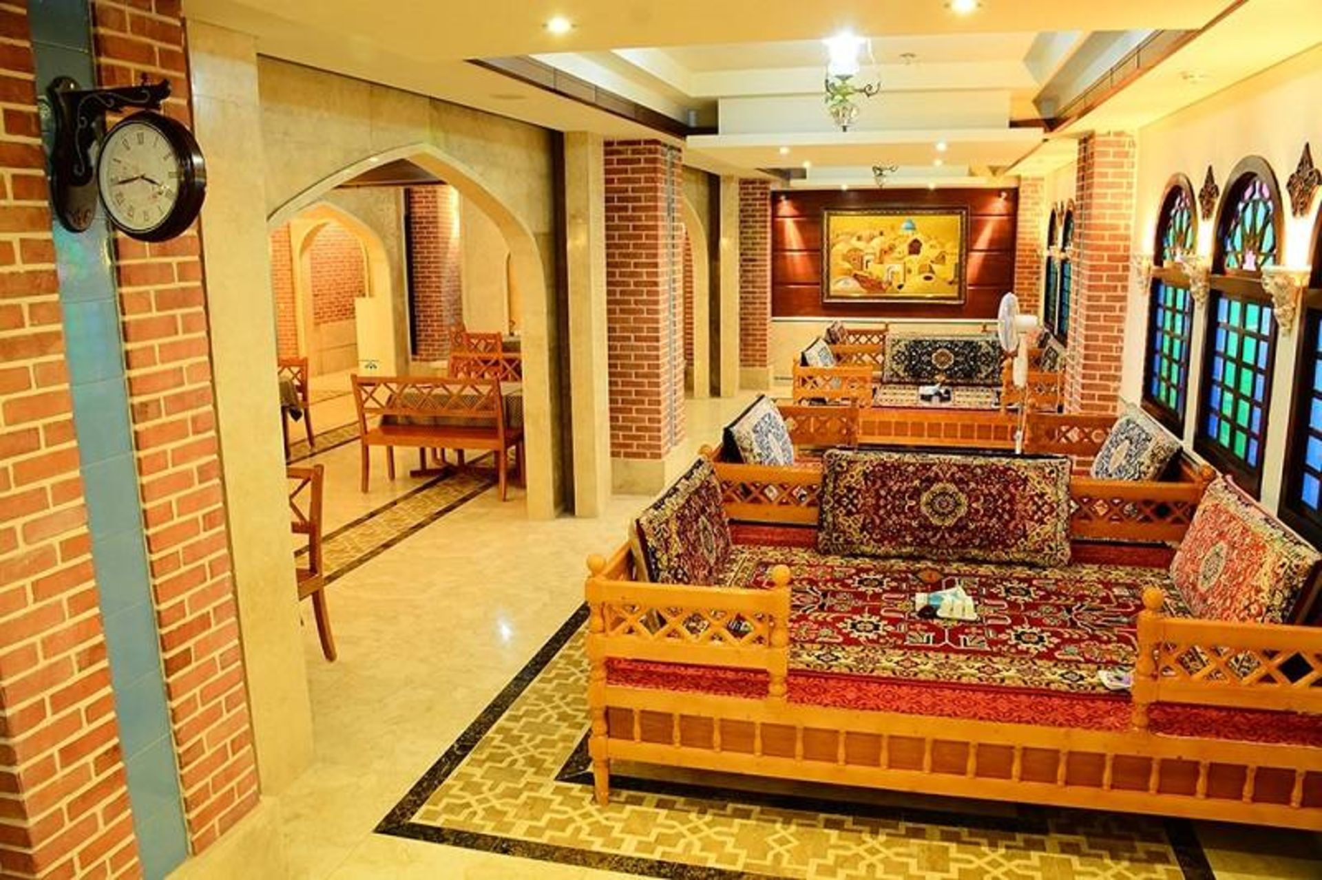 رستوران سنتی ارغوان هتل مدینه الرضا؛ منبع عکس: وب سایت madinahalreza.com. عکاس: نامشخص