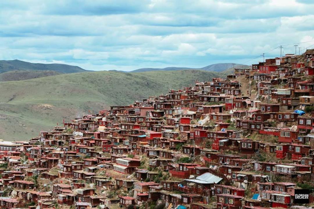 خانه هایی در شیب کوهستان سیچوان چین