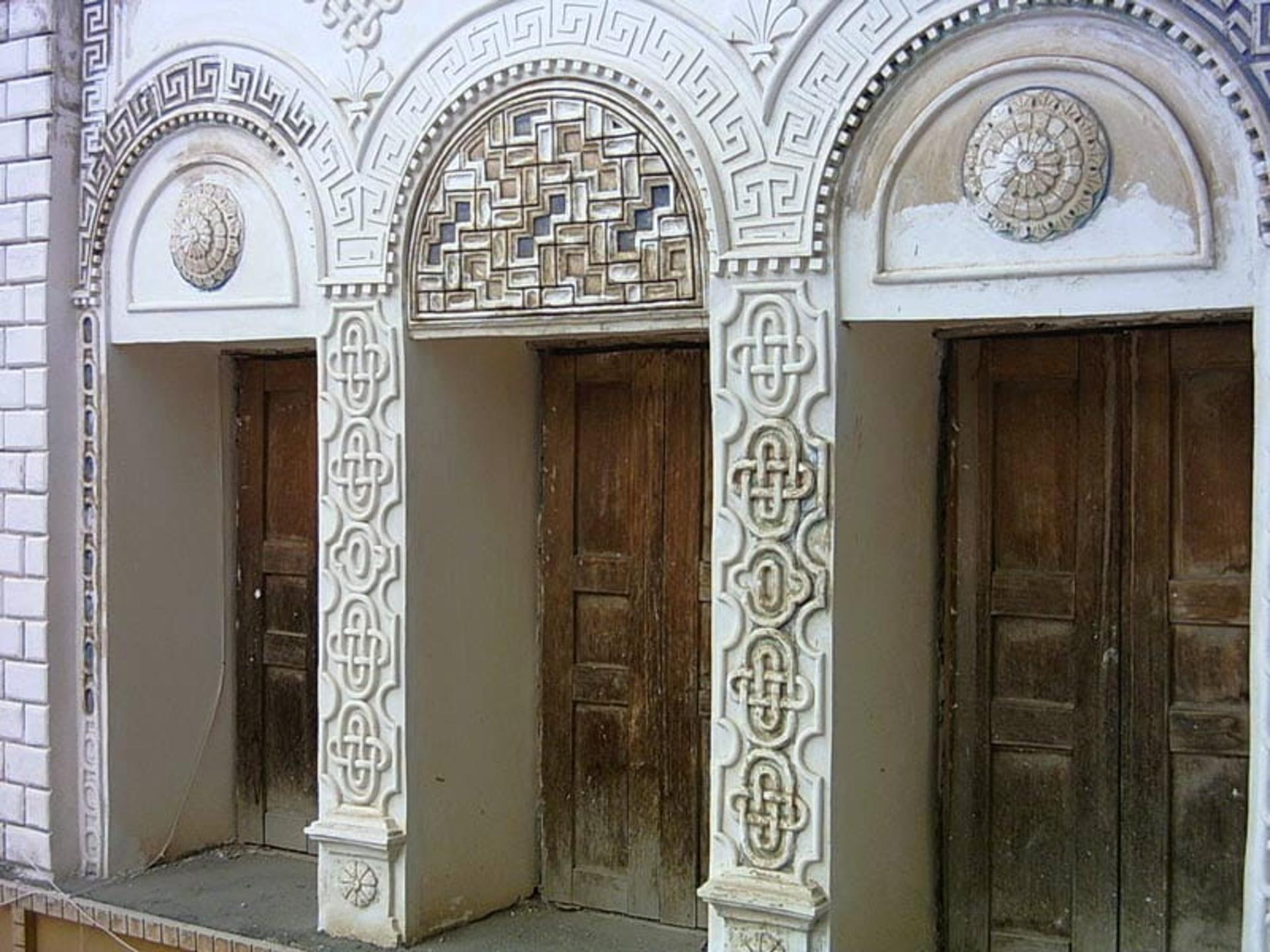 پنجره های چوبی حیاط خانه نیما یوشیج در نور، منبع عکس: ویکی مدیا، عکاس: علیرضا جواهری