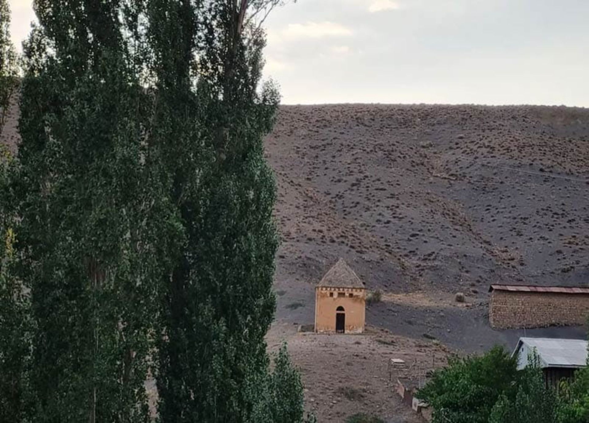 گنبد کیاداوود در کوهستان یوش بلده، منبع عکس: صفحه اینستاگرام baladeh_sepidkook، عکاس: نامشخص