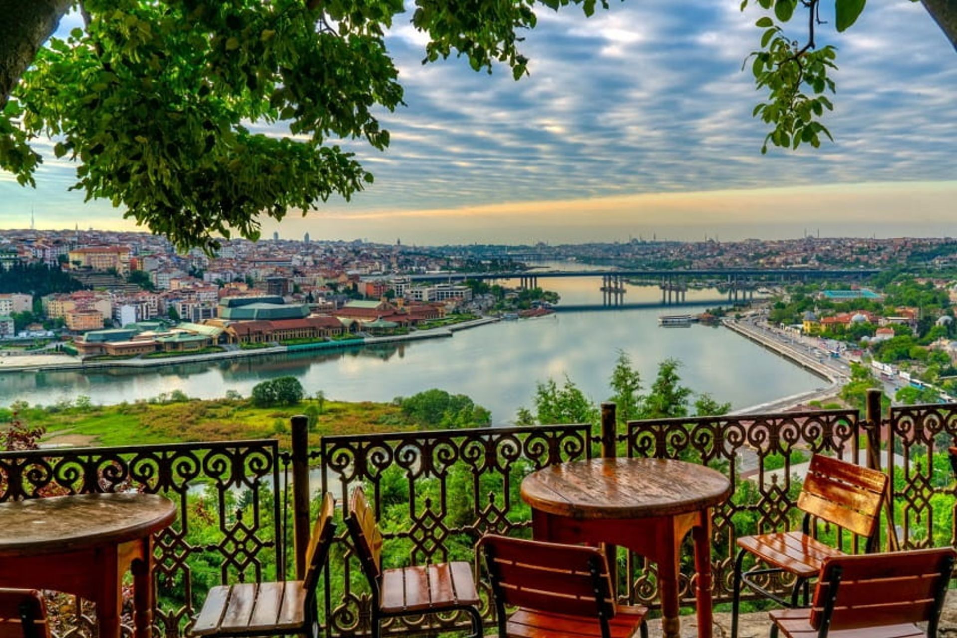 تراس چایخانه پیرلوتی، منبع: asperahotel، عکاس: نامشخص