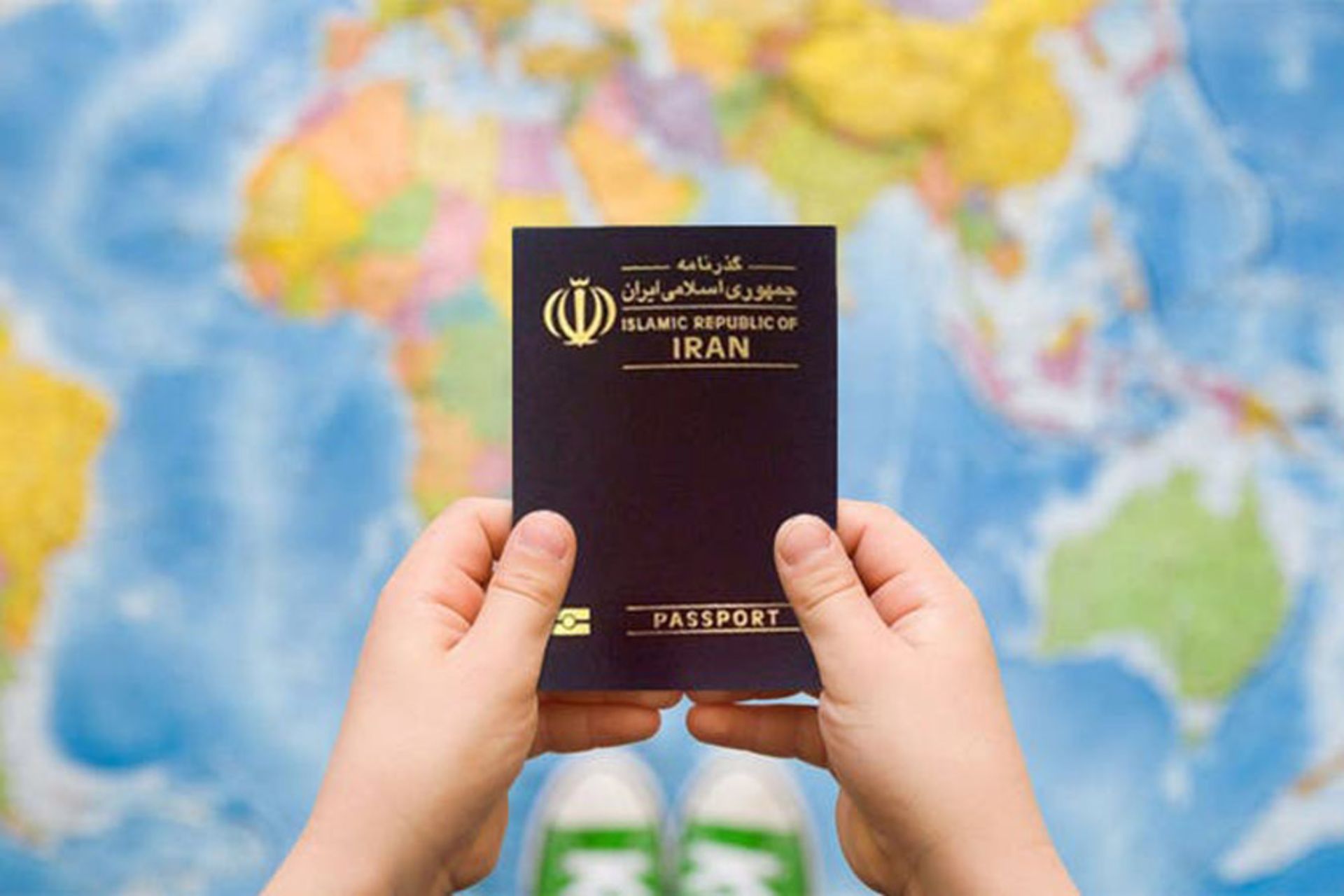 پاسپورت ایرانی با نقشه جهان؛ منبع عکس: وب سایت farsi.alarabiya.net؛ عکاس: نامشخص