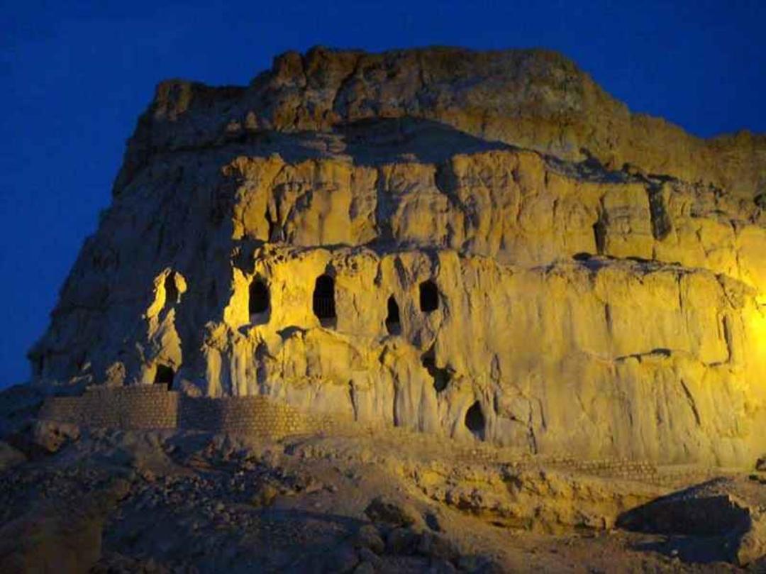 نورپردازی غار خربس در شب