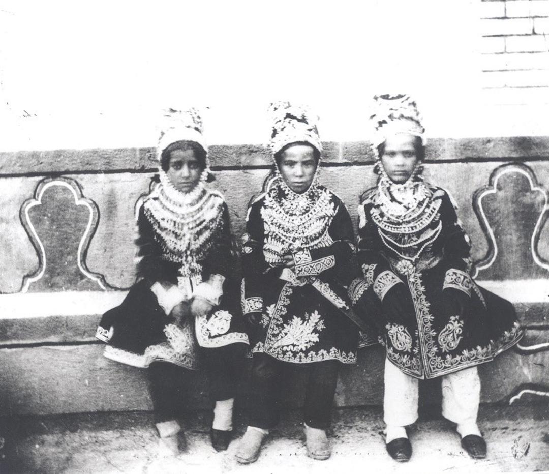 تصویر سه دختر بچه در عکس آلبوم خانه کاخ گلستان؛ منبع عکس: آلبوم خانه کاخ گلستان. عکاس: نامشخص