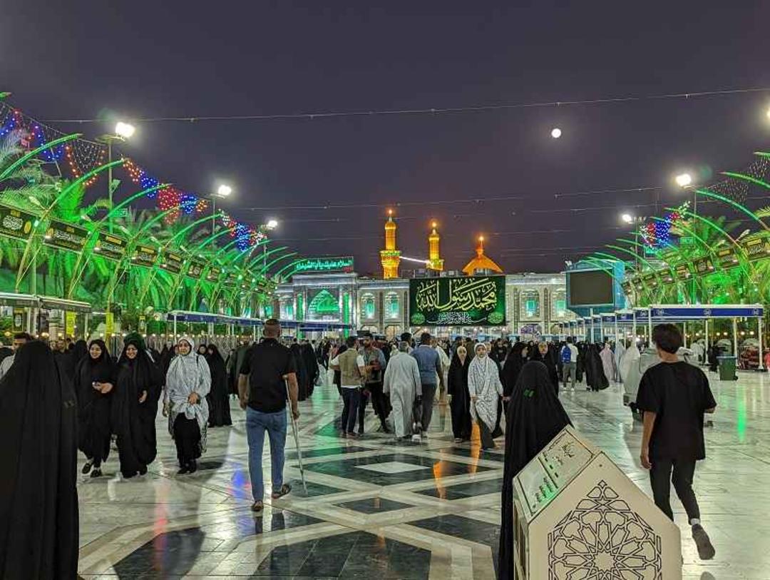 زائران در مسیر بین الحرمین؛ منبع عکس: گوگل مپ؛ عکاس: Hussain Ali Alqassab 