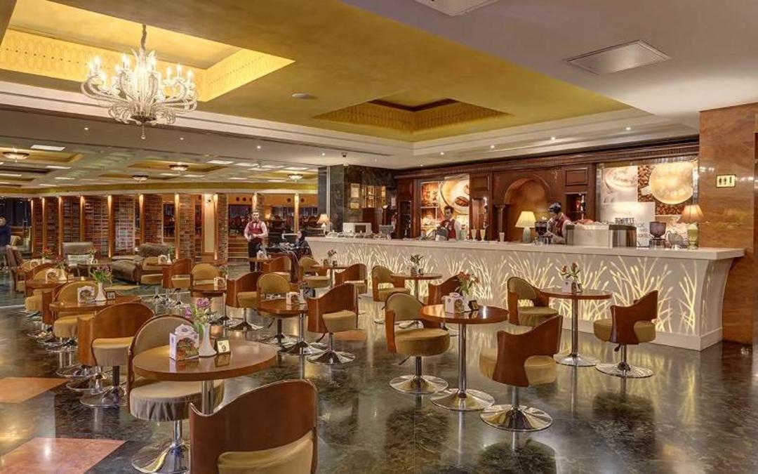 کافی شاپ طبقه ششم هتل بزرگ شیراز؛ منبع عکس: وب سایت Shiraz-hotel.com. عکاس: نامشخص