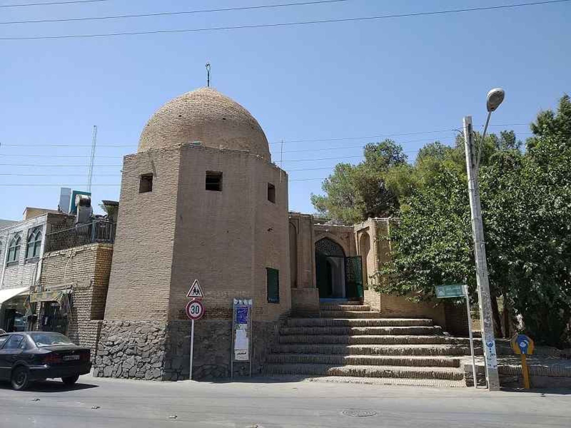 ورودی آرامگاه راشد بالله. منبع عکس: گوگل مپ. عکاس: مهرا نهنگی