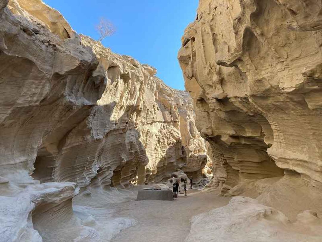 گردشگران در تنگه چاهکوه