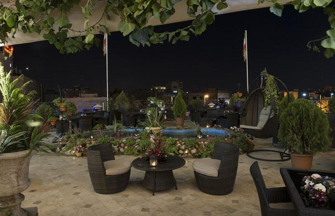 رستوران تابستانی بارگاه هتل گلدن پالاس مشهد؛ منبع عکس: وب سایت Goldenpalacehotel.com. عکاس: نامشخص