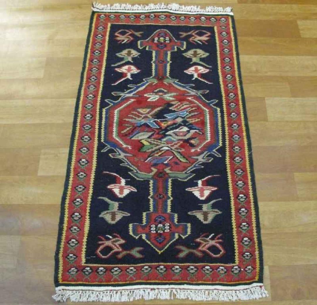 گلیم دستبافت سنندج؛ منبع عکس: وب سایت Ahmadcarpets.com. عکاس: نامشخص