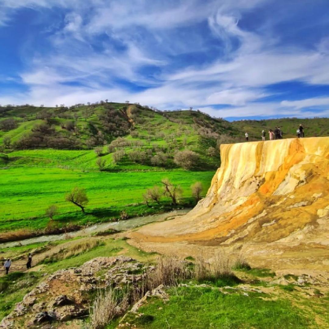 صخره رسوبی مرتفع چشمه کانی گراوان، منبع: صفحه اینستاگرام  urmiaurmu، عکاس: sajad jokar