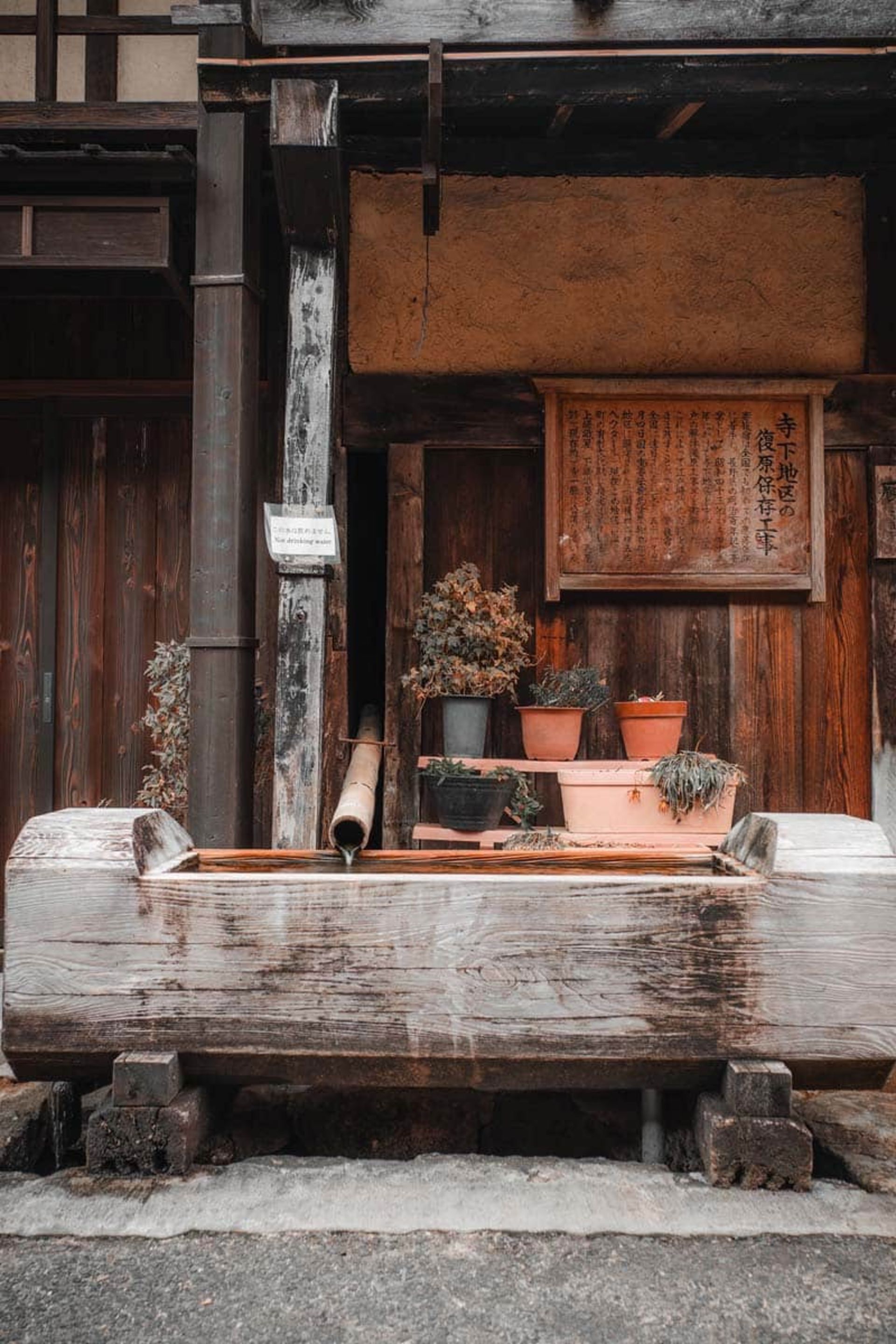 لوله آب جلوی خانه ای در ناکاسندو ژاپن